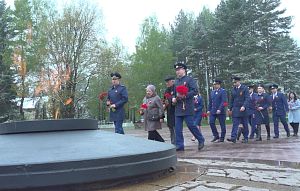 Сотрудники прокуратуры возложили цветы к мемориалу «Воинам-сибирякам» 